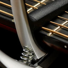 Cargar imagen en el visor de la galería, capo para guitarra plateado