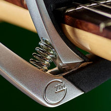 Cargar imagen en el visor de la galería, capo para guitarra plateado