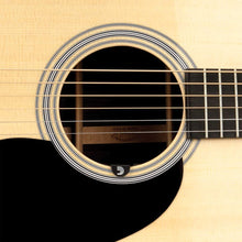 Cargar imagen en el visor de la galería, afinador para guitarra en la boca del instrumento